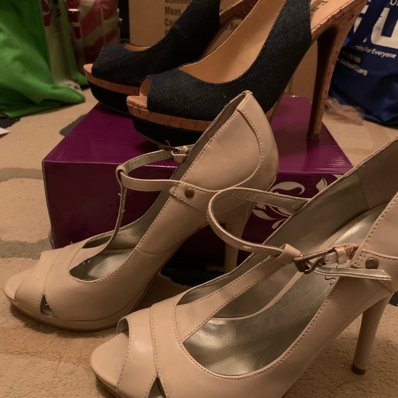 2 pairs size 6 GUESS heels in like new condition. - Picture 3 of 7